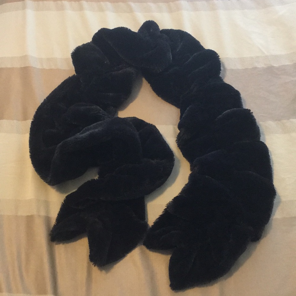 Cejon Black Faux Fur Scarf